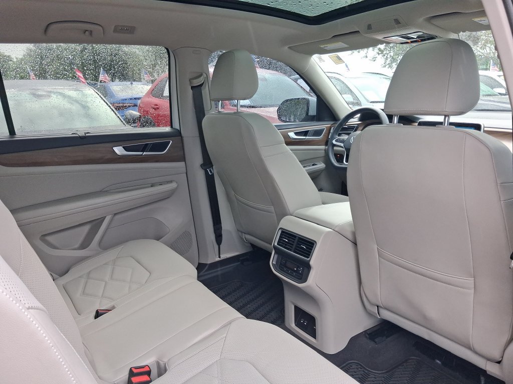 Used 2024 Volkswagen Atlas SE w/ Panoramic Sunroof Package FWD image 26