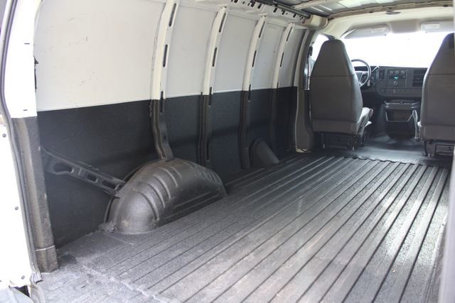 Used 2009 Chevrolet Express 2500 image 16