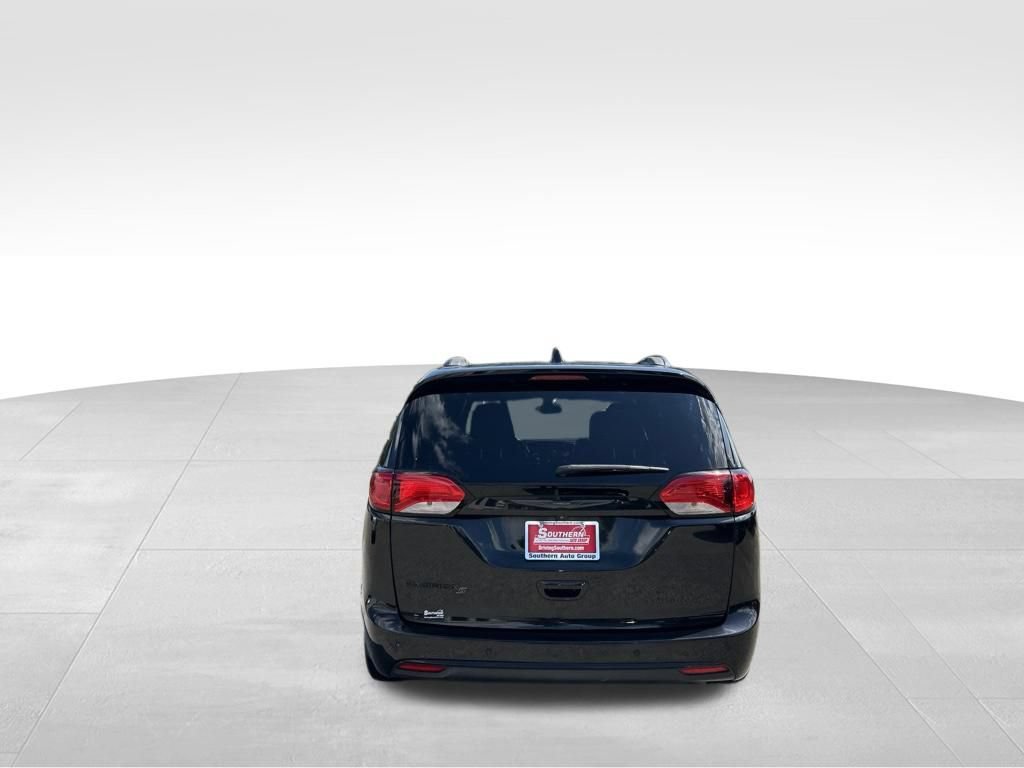 Used 2018 Chrysler Pacifica Touring-L Plus w/ S Appearance Package FWD image 4