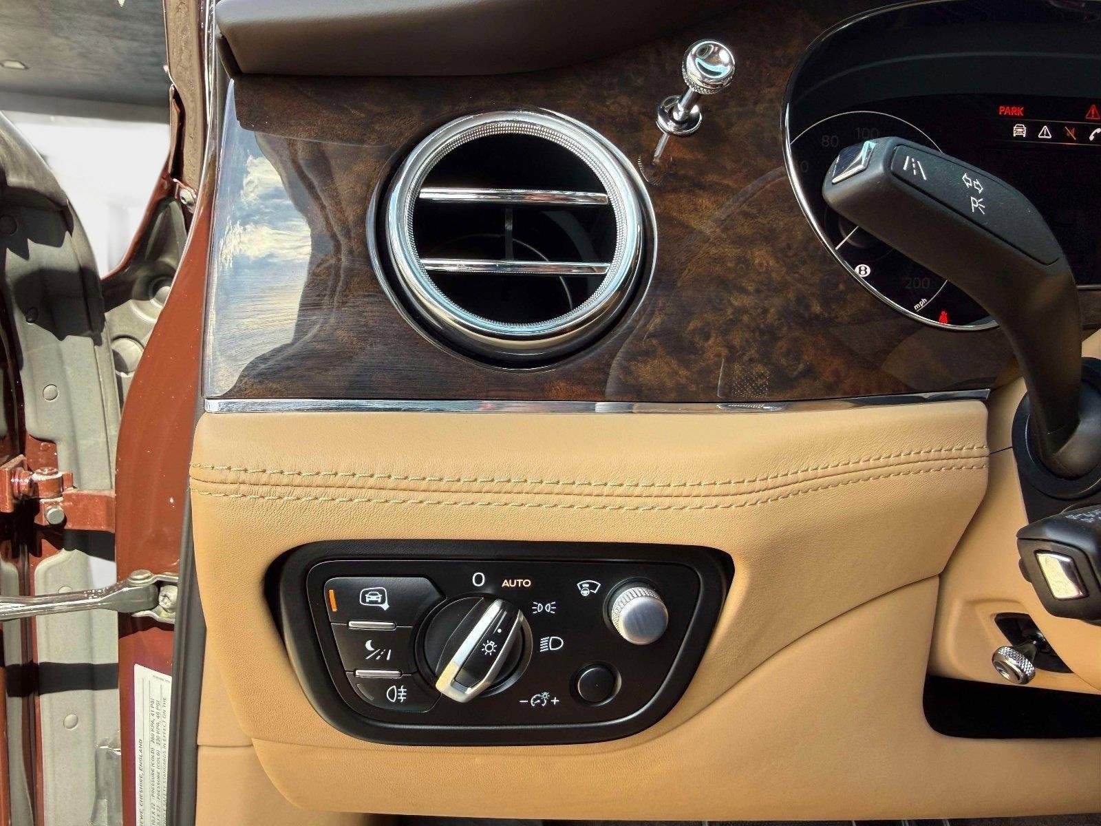 Used 2022 Bentley Bentayga image 60