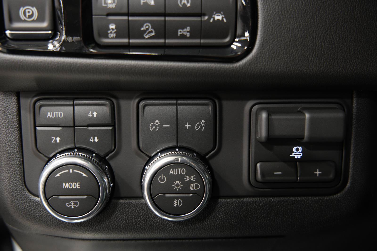 New 2026 GMC Yukon XL AT4 w/ AT4 Premium Plus Package AWD/4WD image 34