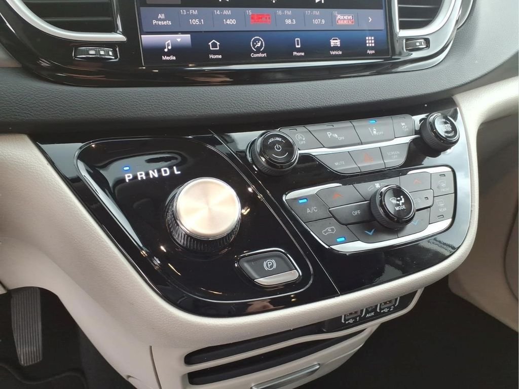 Used 2024 Chrysler Pacifica Touring-L FWD image 23