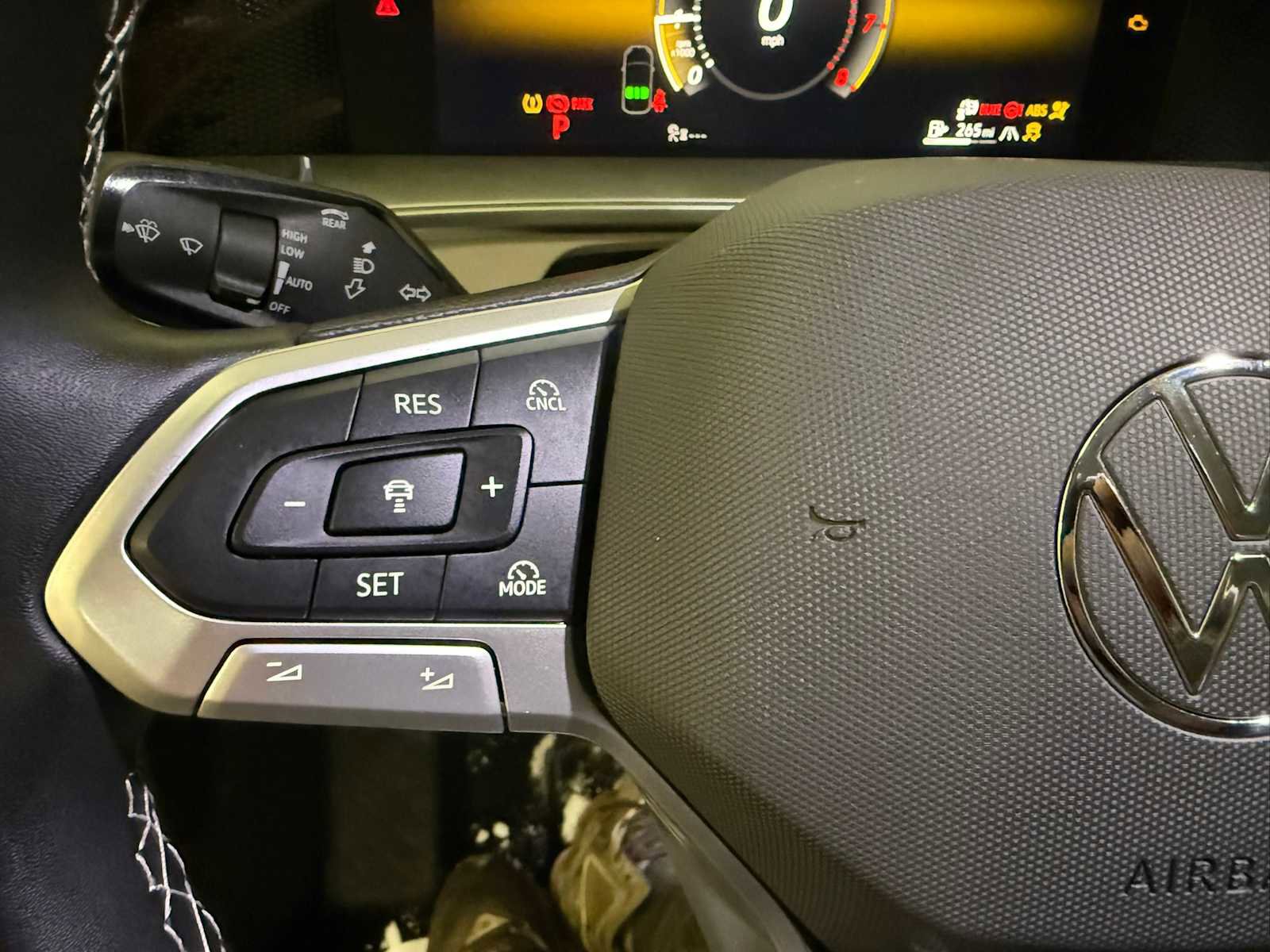 Certified 2025 Volkswagen Tiguan SE w/ Panoramic Sunroof Package image 30