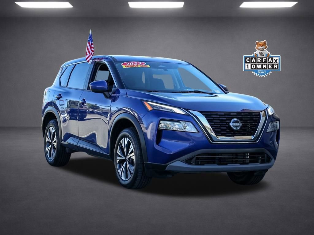 Used 2023 Nissan Rogue SV image 2