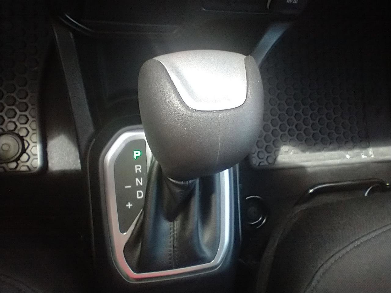 Used 2020 Jeep Renegade Latitude w/ Cold Weather Group FWD image 22