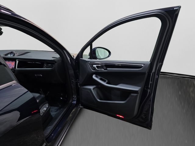 Used 2023 Porsche Macan AWD/4WD image 33