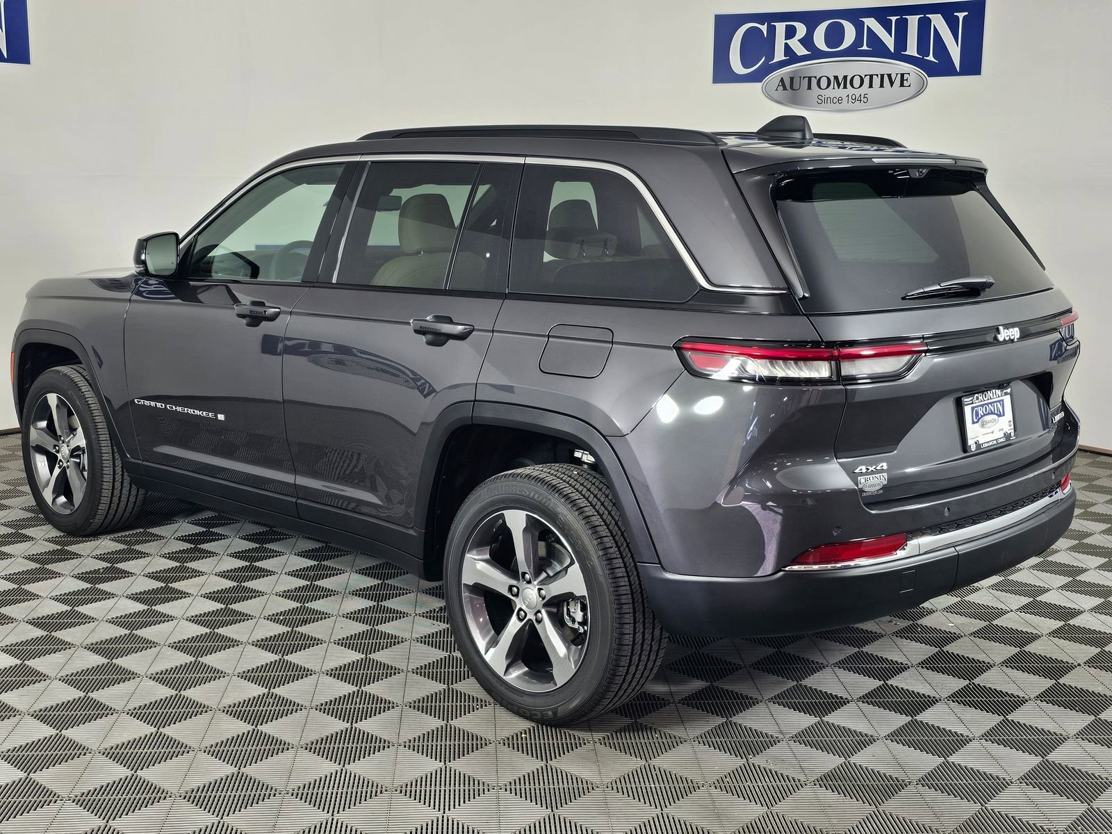 New 2025 Jeep Grand Cherokee Limited w/ Luxury Tech Group II image 3