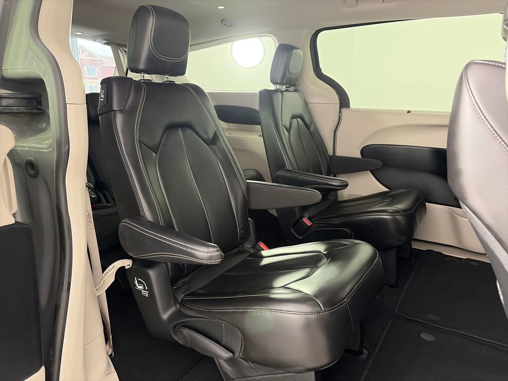 Used 2023 Chrysler Pacifica Touring-L FWD image 27