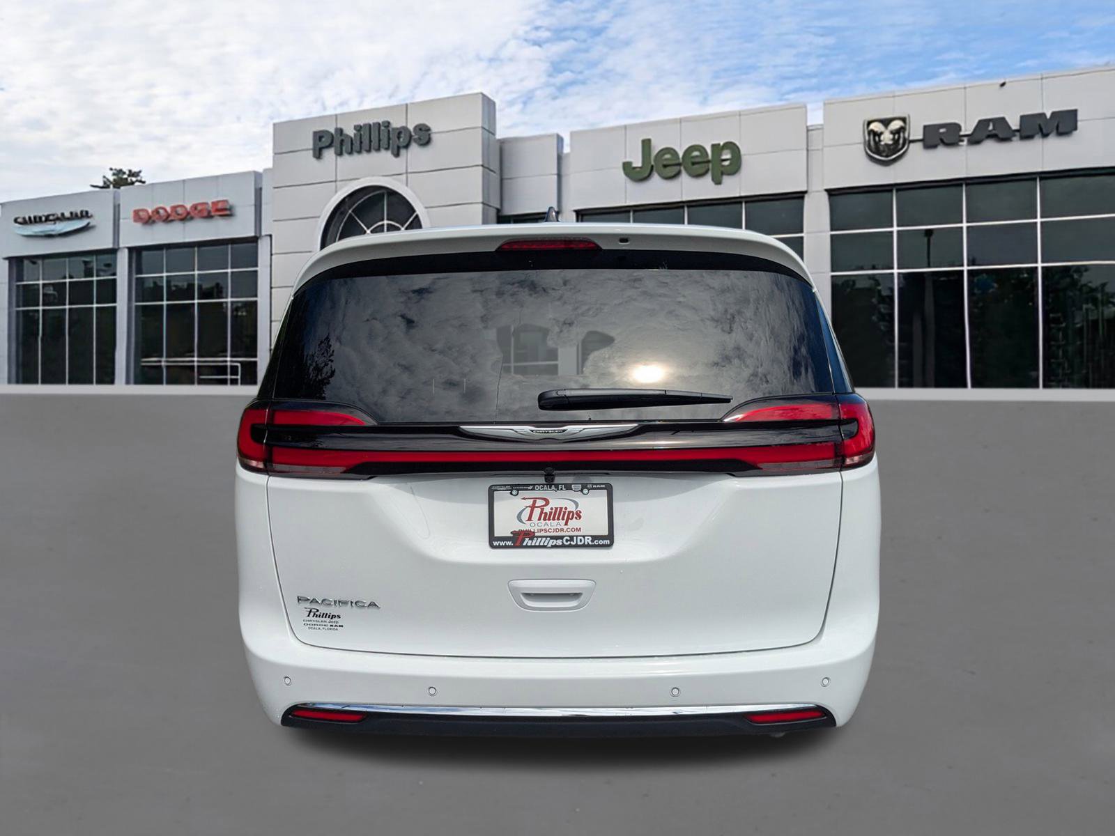 New 2026 Chrysler Pacifica Select image 4