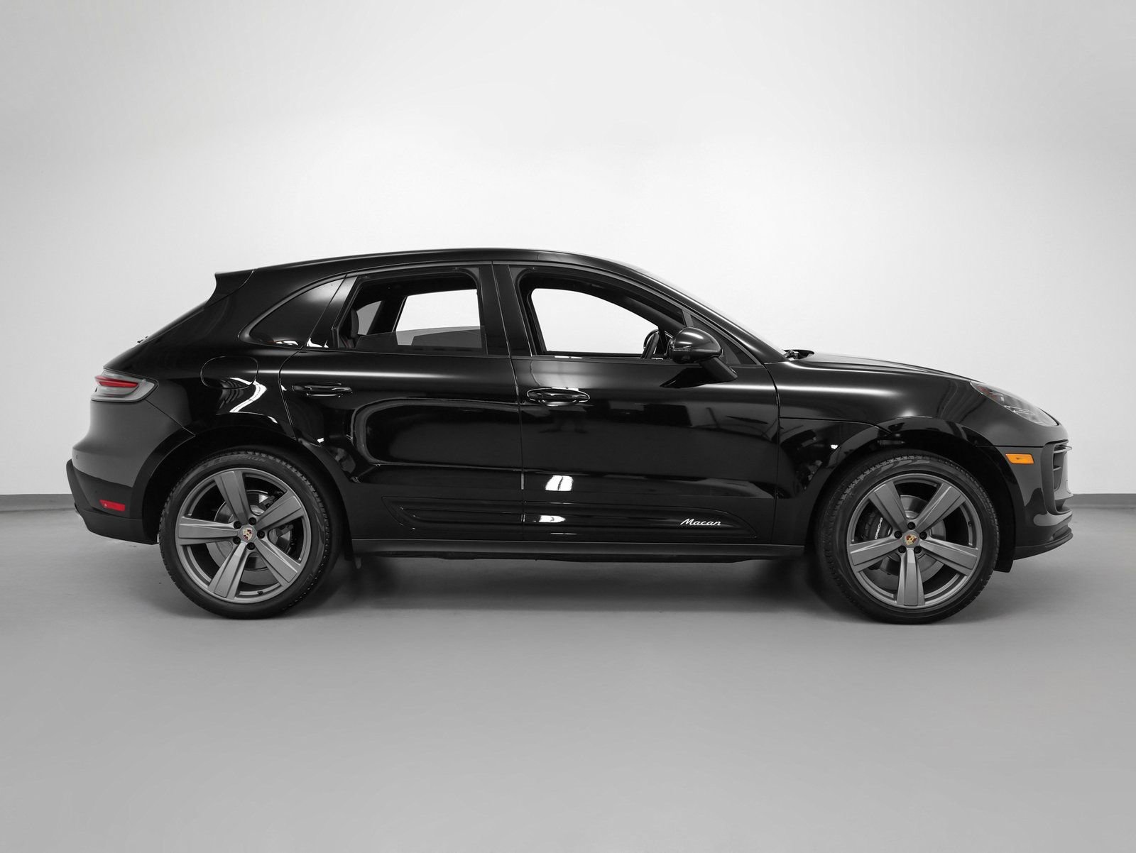 Certified 2025 Porsche Macan image 13