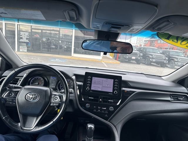 Used 2021 Toyota Camry SE image 3