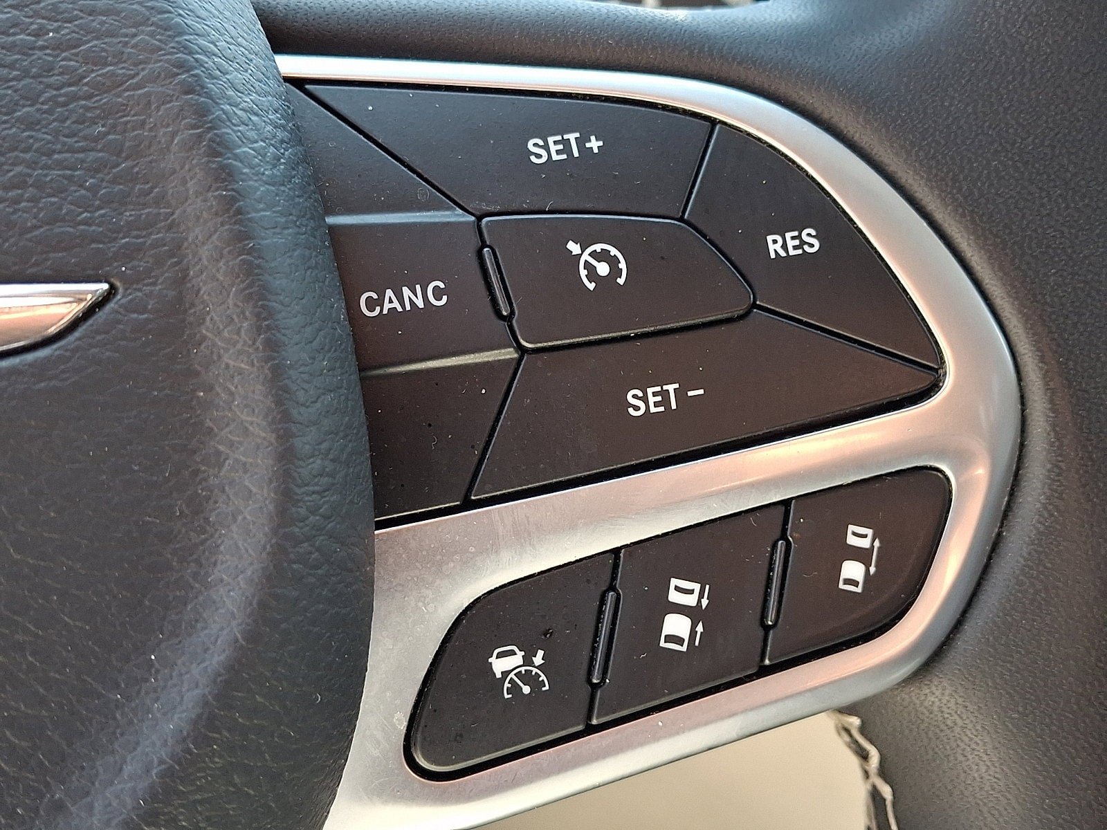 Used 2023 Chrysler Pacifica Touring-L FWD image 24