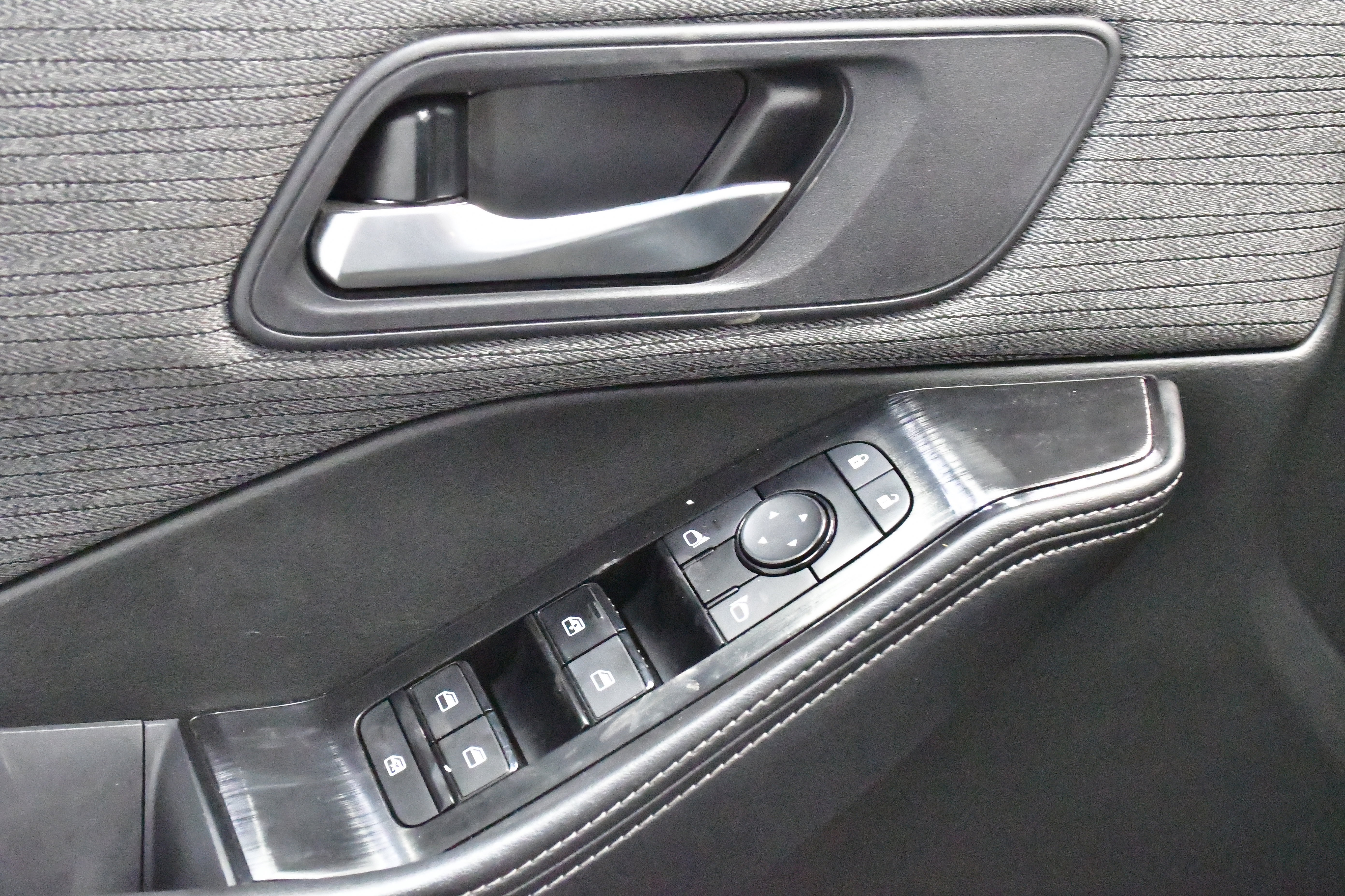 Used 2023 Nissan Rogue SV image 28