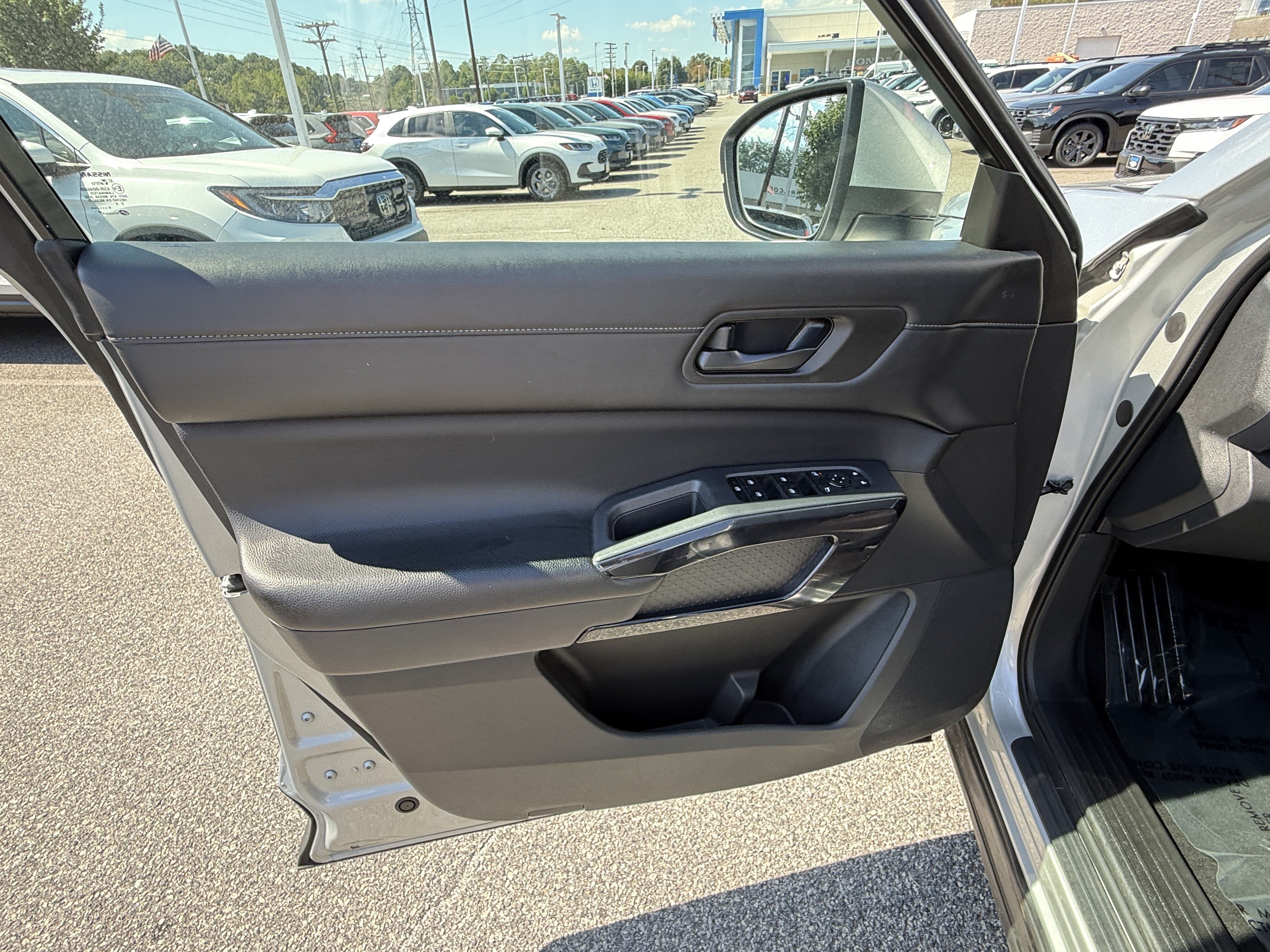 Used 2024 Nissan Pathfinder SV AWD/4WD image 14