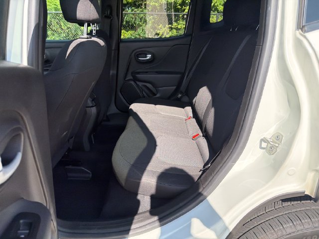 Used 2023 Jeep Renegade Latitude AWD/4WD image 14