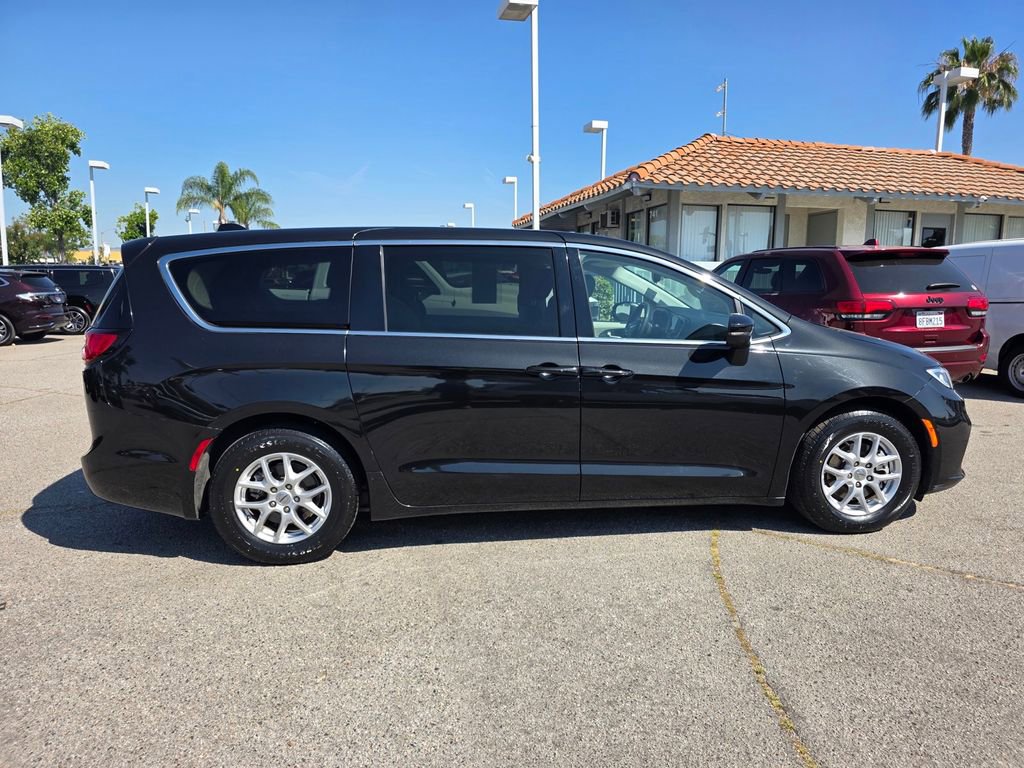 Certified 2023 Chrysler Pacifica Touring-L FWD image 4