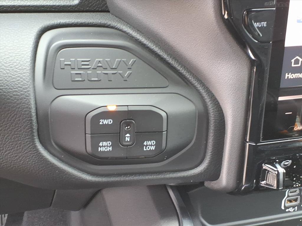 New 2026 RAM 3500 Laramie AWD/4WD image 32