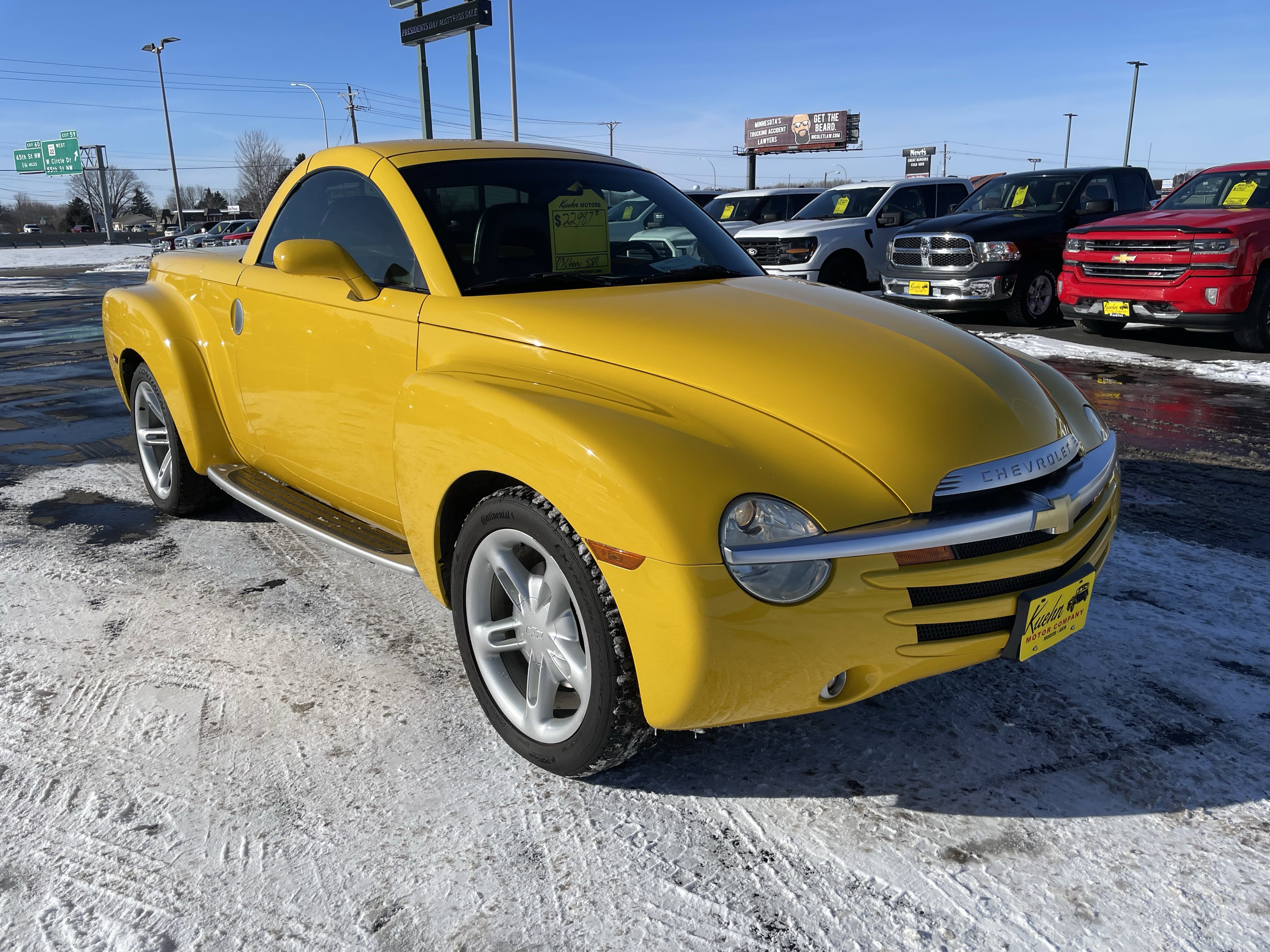 Used 2003 Chevrolet SSR w/ Preferred Equipment Group RWD image 2