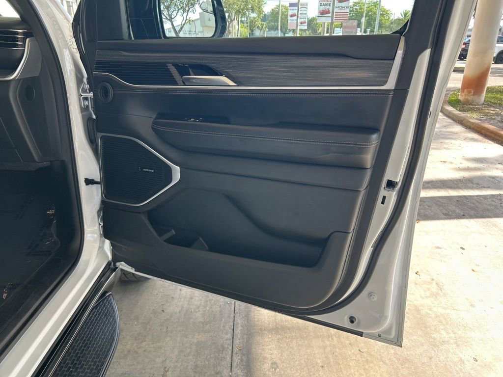 Used 2023 Jeep Wagoneer Series III w/ Preferred Equipment Group image 25