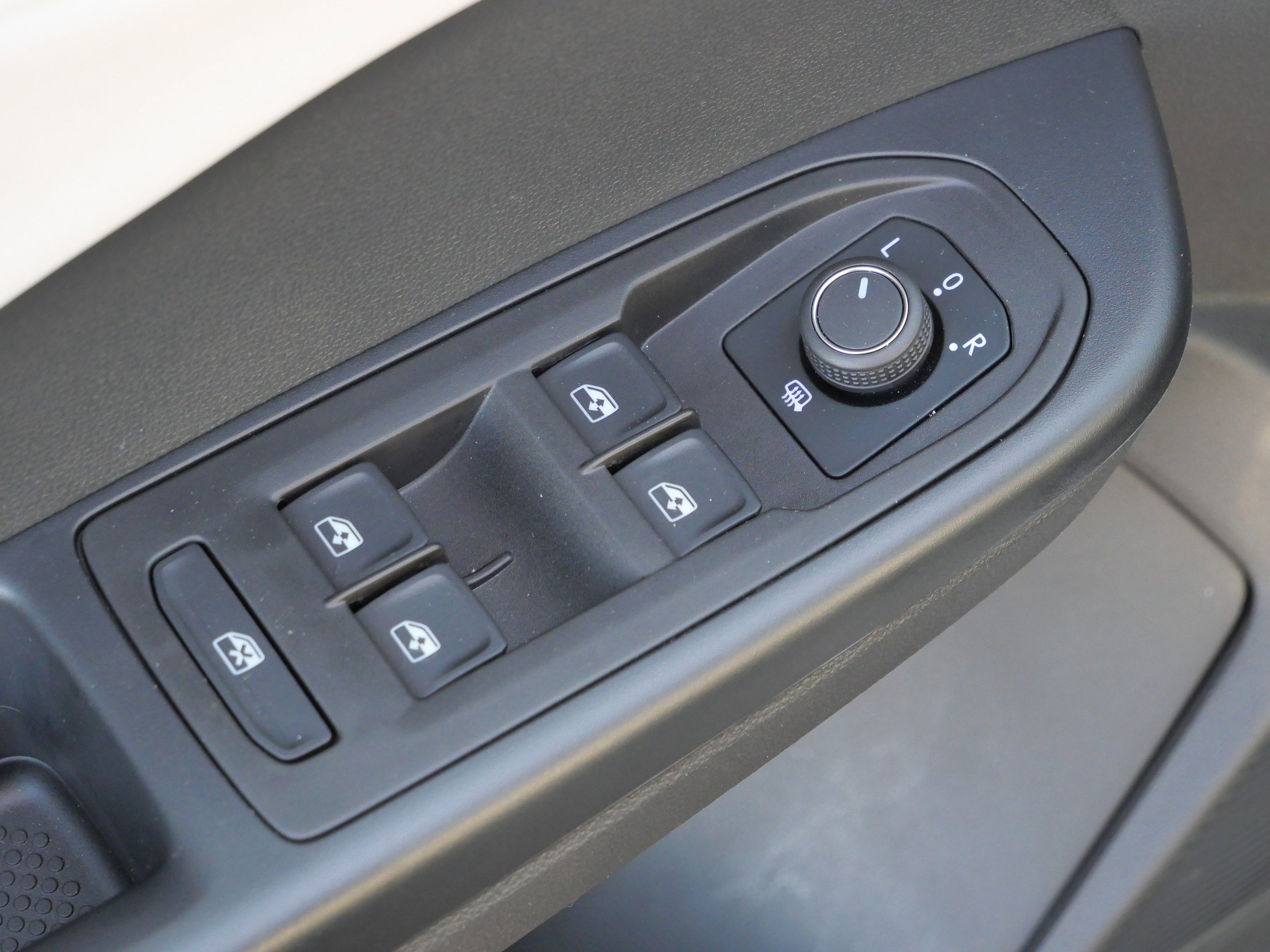 Certified 2025 Volkswagen Taos SE image 19