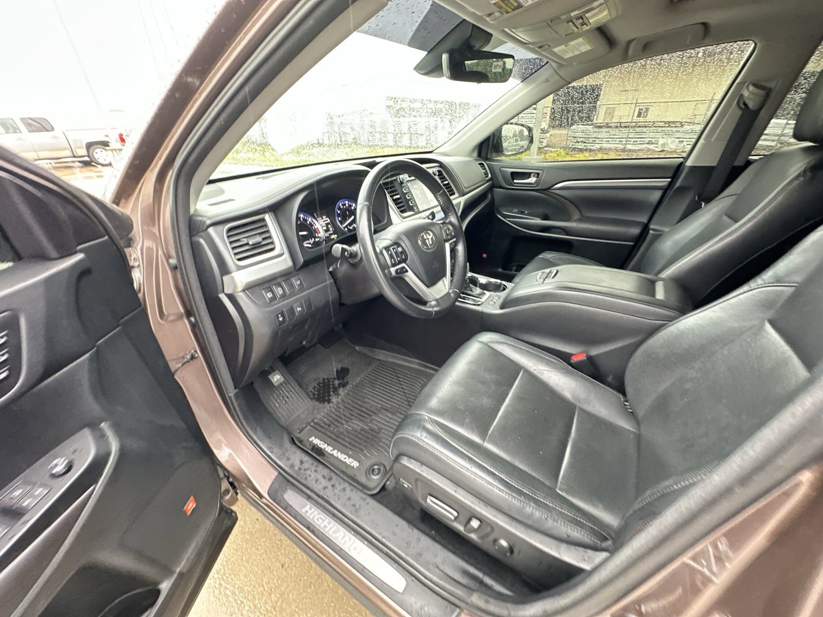 Used 2017 Toyota Highlander Limited AWD/4WD image 10