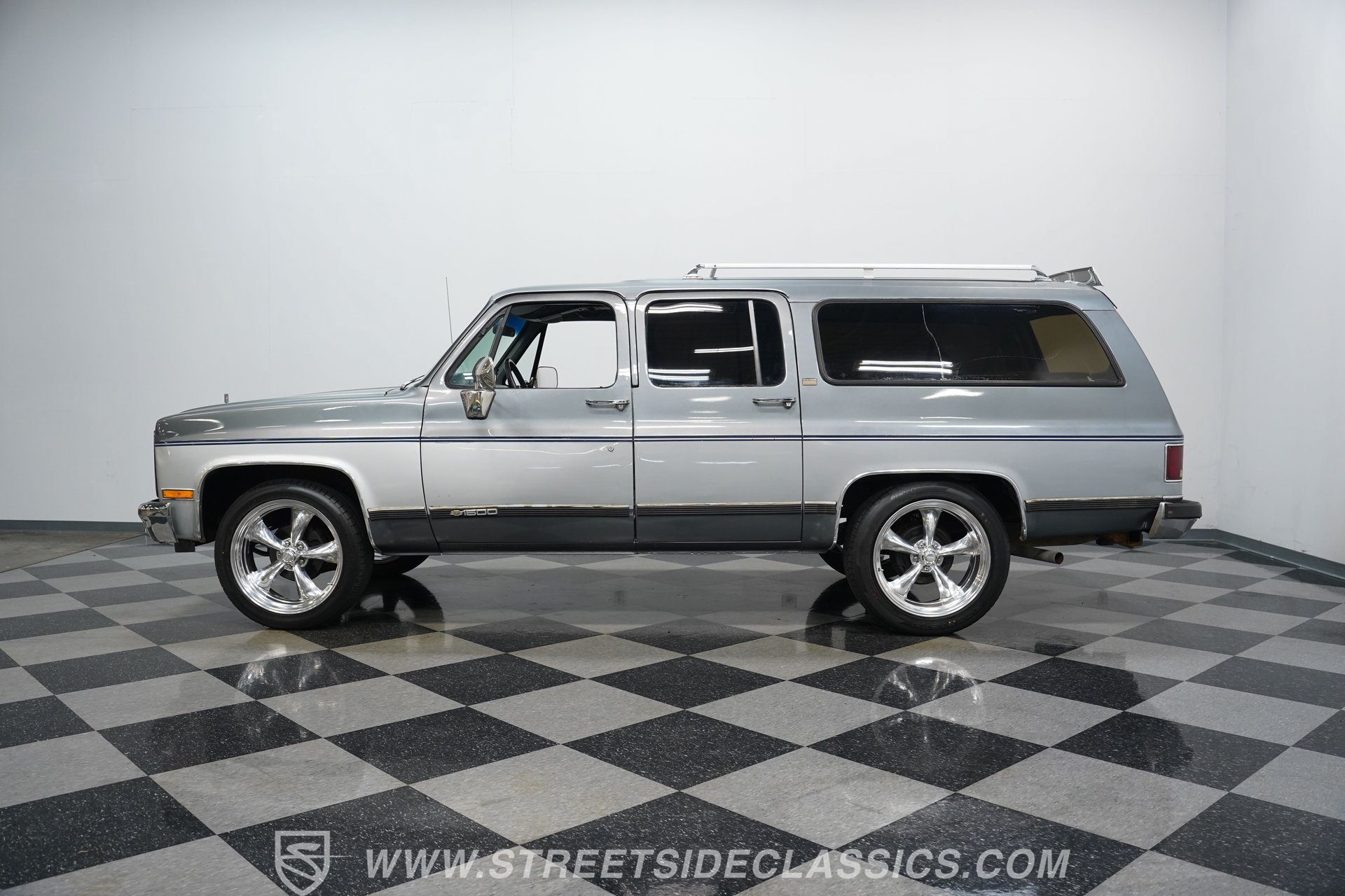 Used 1990 Chevrolet Suburban 2WD image 2