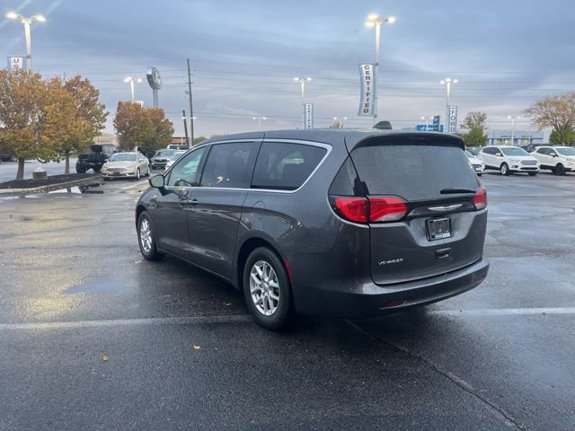 Used 2022 Chrysler Voyager LX image 13