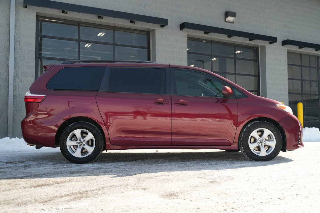 Used 2018 Toyota Sienna LE image 11