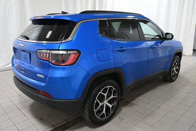Used 2024 Jeep Compass Latitude image 12