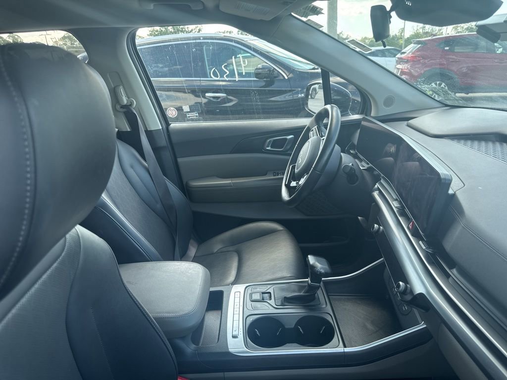 Used 2025 Kia Carnival FWD image 11