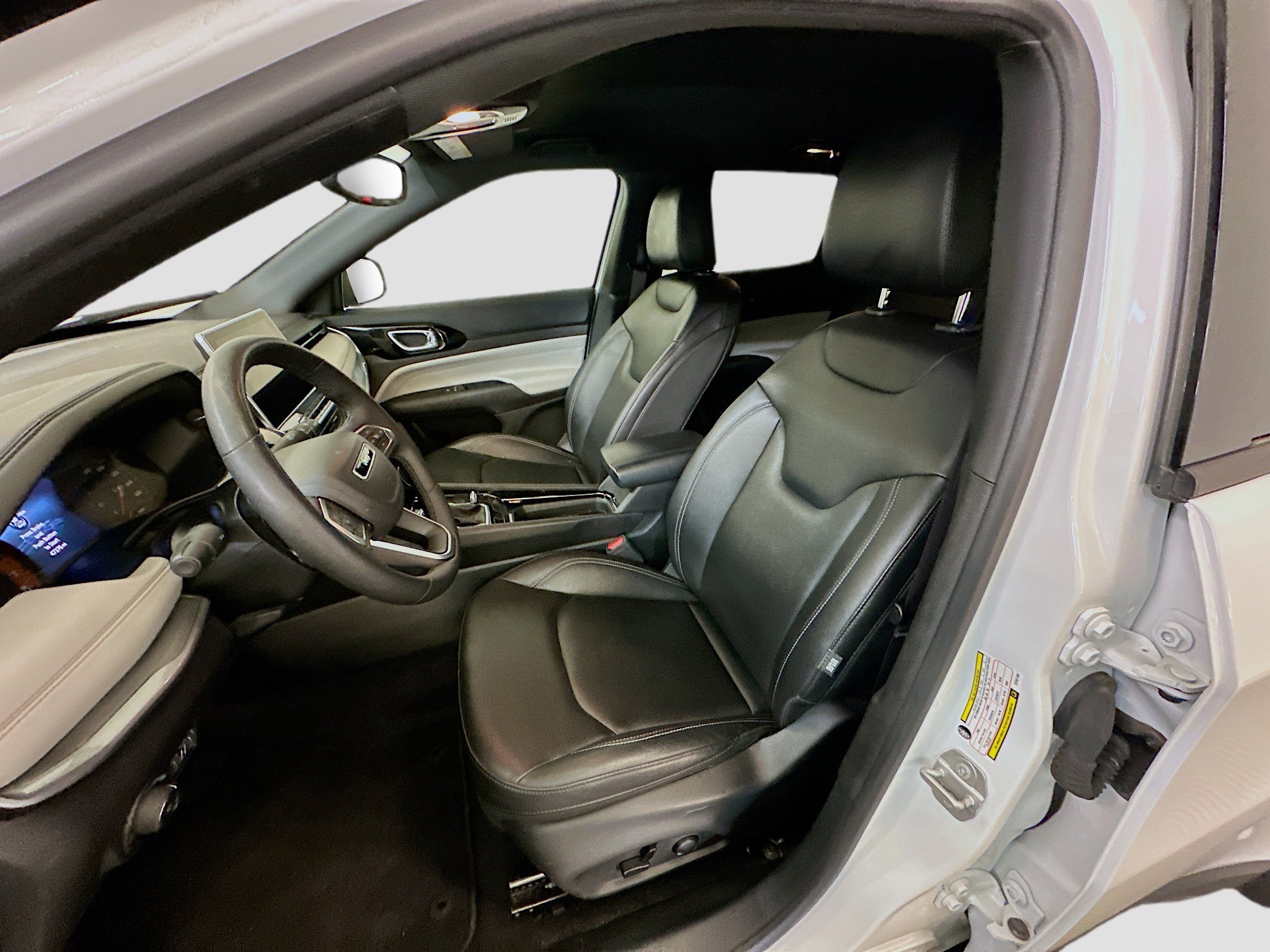 Used 2025 Jeep Compass Limited image 13