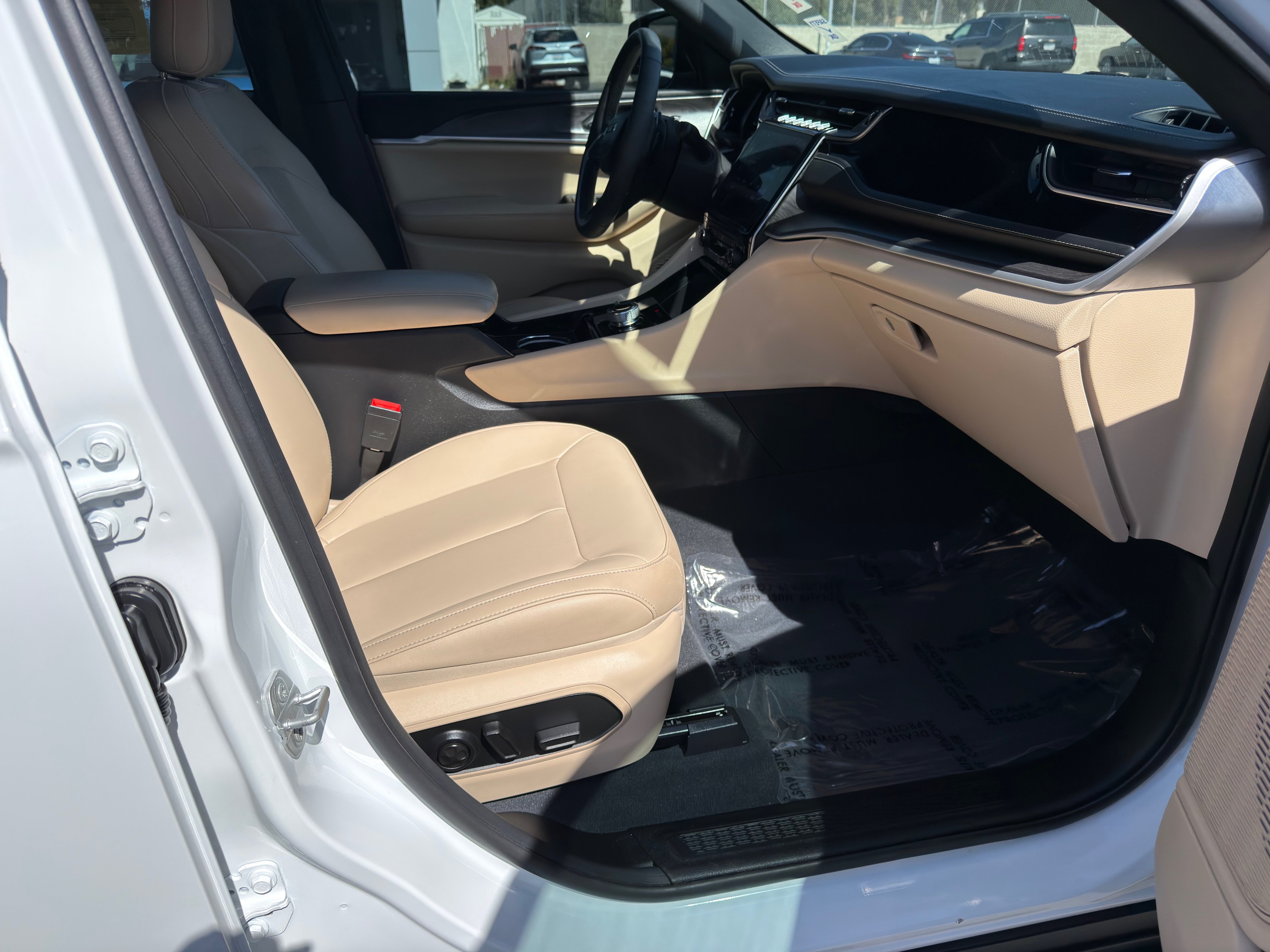 Used 2023 Jeep Grand Cherokee Limited AWD/4WD image 10