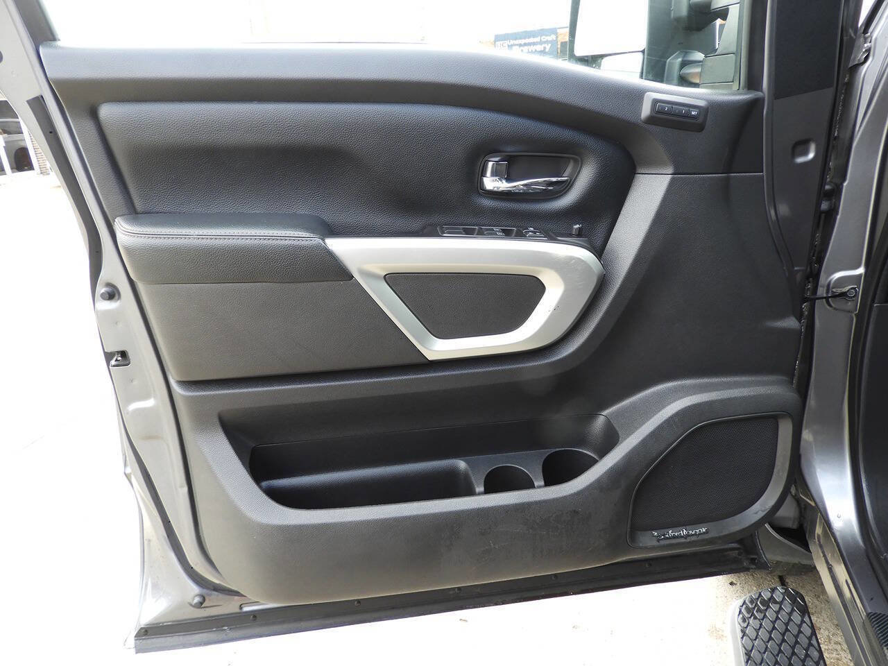Used 2018 Nissan Titan SL w/ Chrome Package image 18