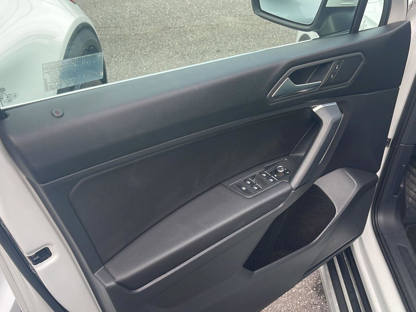 Used 2019 Volkswagen Tiguan SE w/ Panoramic Sunroof Package image 9