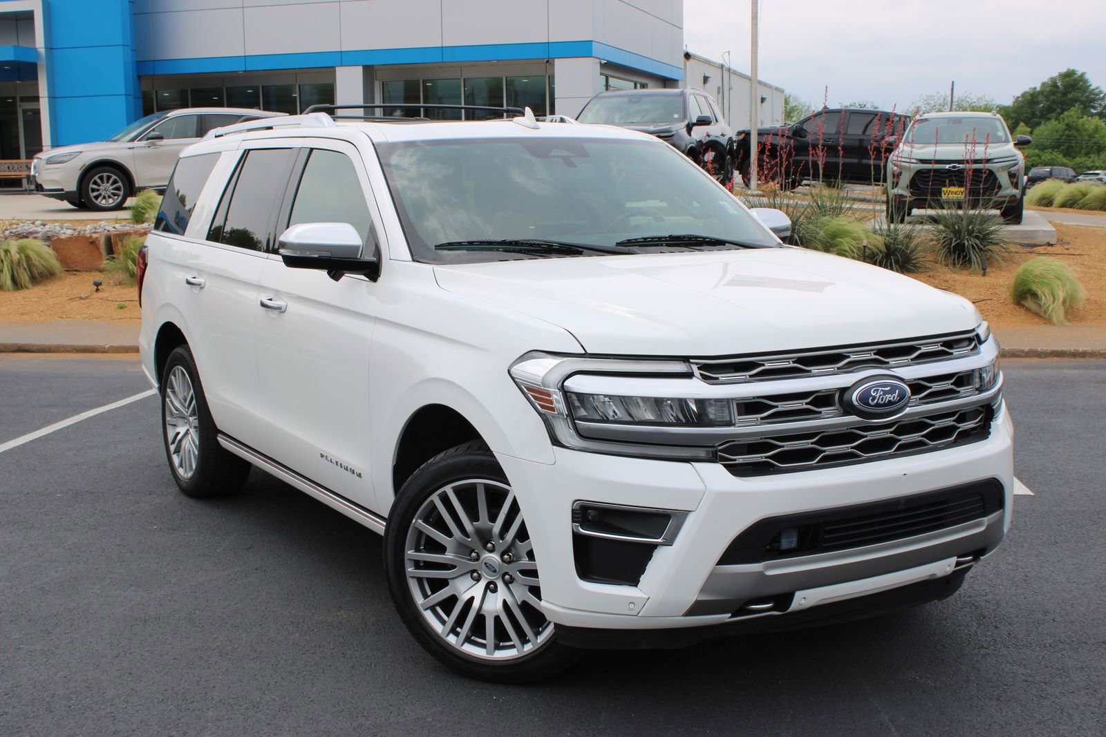 Used 2023 Ford Expedition Platinum AWD/4WD image 2