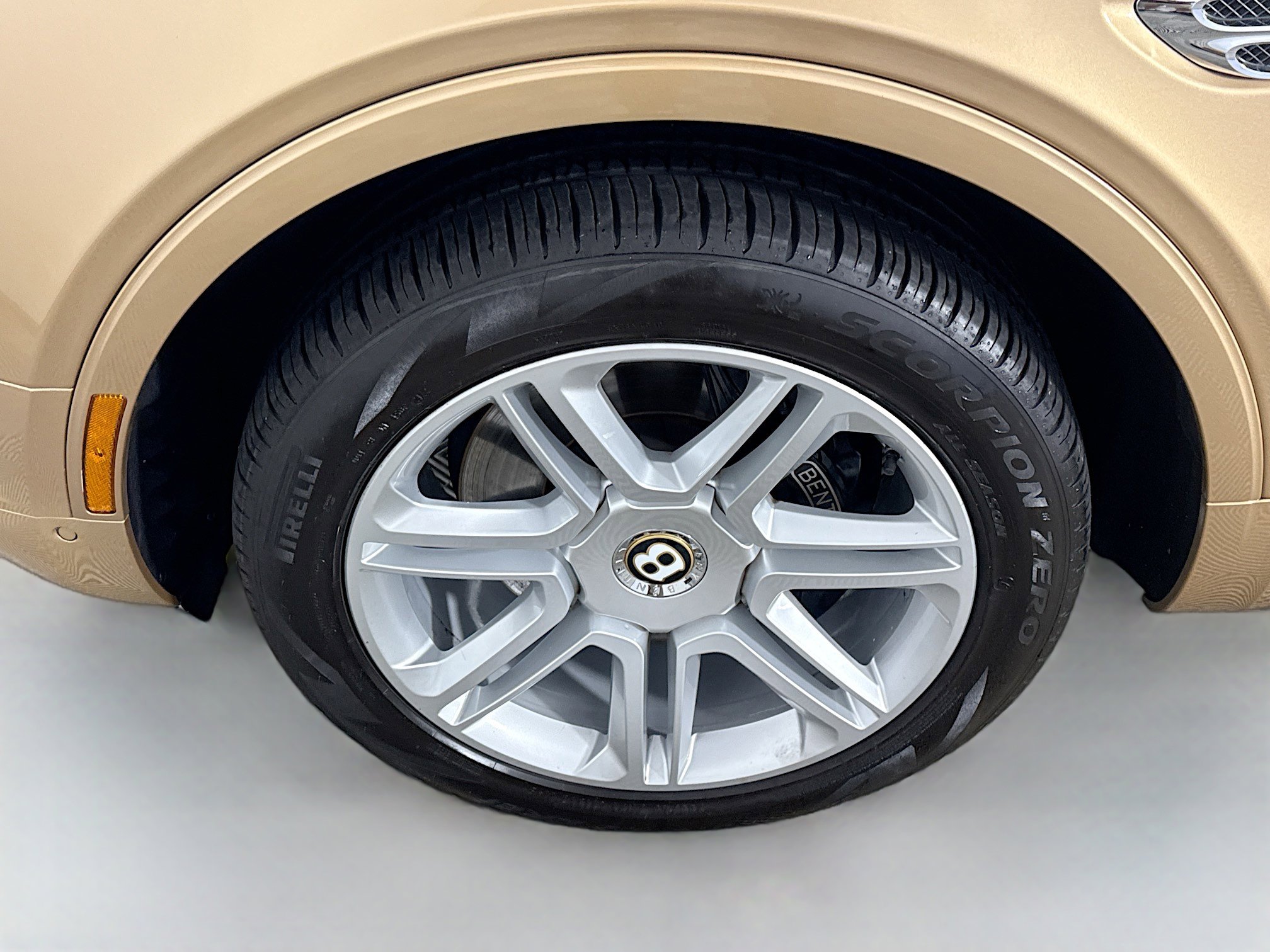 Used 2019 Bentley Bentayga image 38