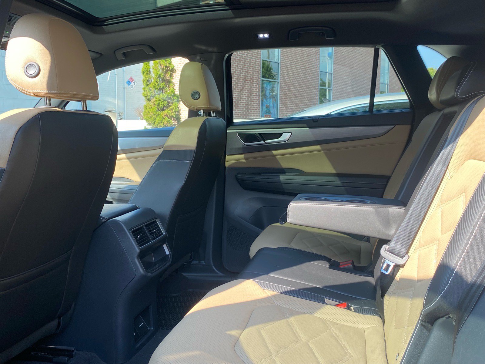 Certified 2024 Volkswagen Atlas Cross Sport SE w/ Panoramic Sunroof Package AWD/4WD image 17