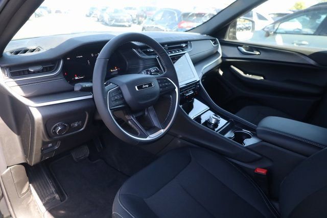 New 2025 Jeep Grand Cherokee Laredo w/ Luxury Tech Group I image 9