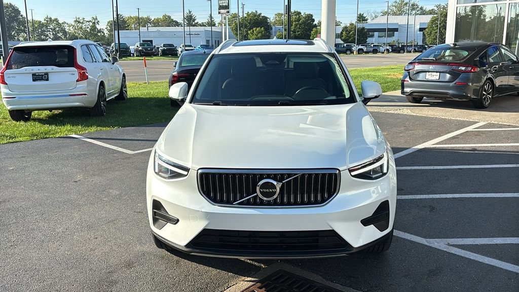 Certified 2025 Volvo XC40 B5 Core w/ Climate Package AWD/4WD image 4