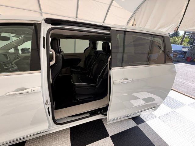 Used 2023 Chrysler Pacifica Limited FWD image 18