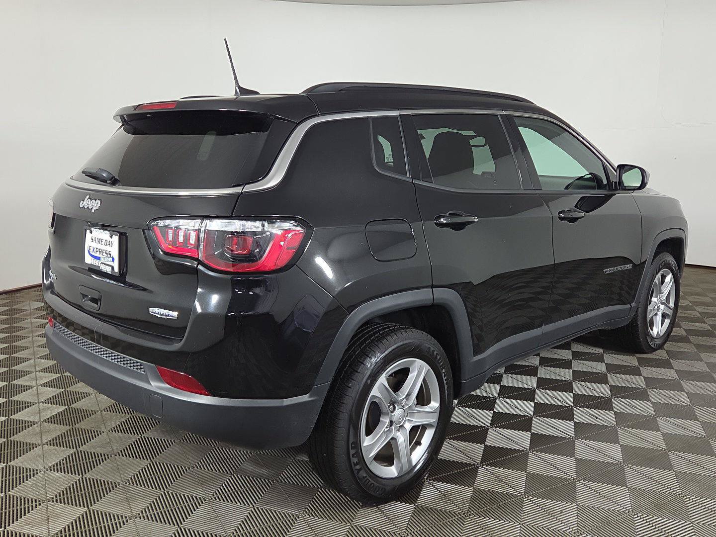 Used 2023 Jeep Compass Latitude AWD/4WD image 6