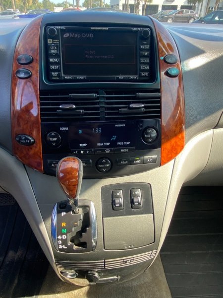 Used 2009 Toyota Sienna 5dr 7-Pass Van XLE AWD image 8