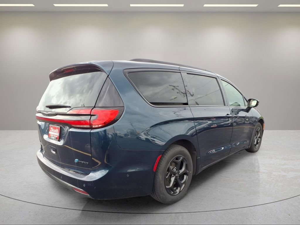 Used 2024 Chrysler Pacifica Premium FWD image 3