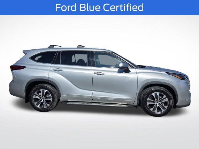 Used 2022 Toyota Highlander XLE FWD image 2