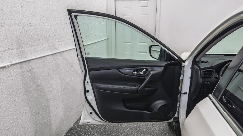 Used 2017 Nissan Rogue SV image 11