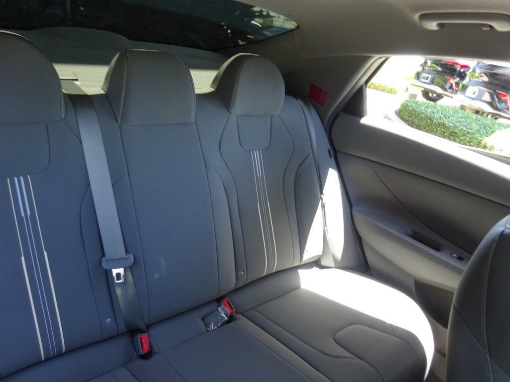 Used 2025 Hyundai Elantra Hybrid FWD image 17