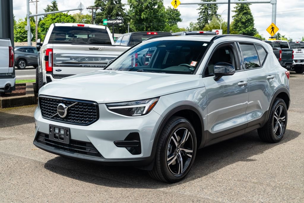 Used 2024 Volvo XC40 B5 Core