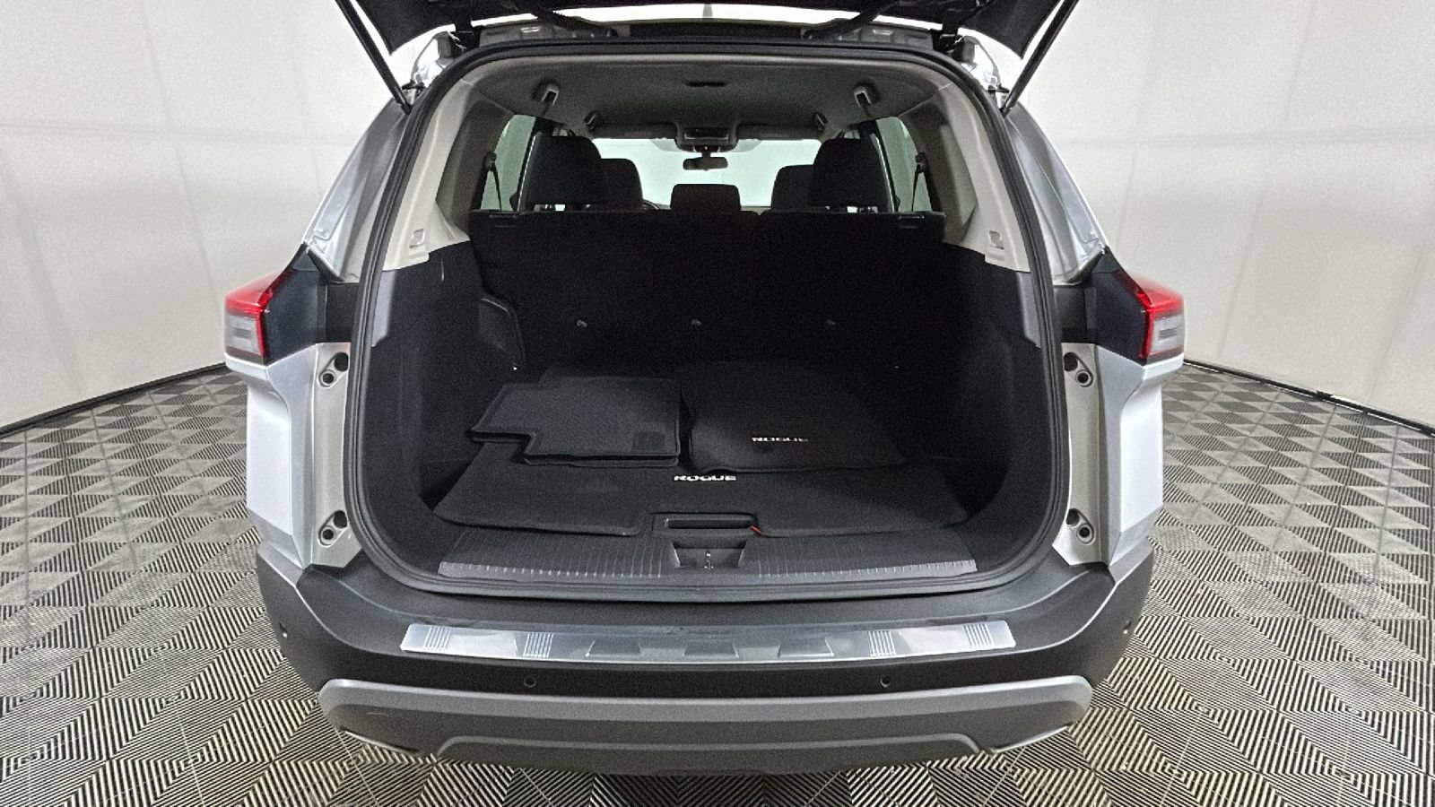 Used 2023 Nissan Rogue SV AWD/4WD image 33