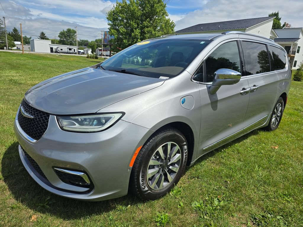 Used 2021 Chrysler Pacifica Limited w/ Premium & Safety Sphere Group FWD image 3