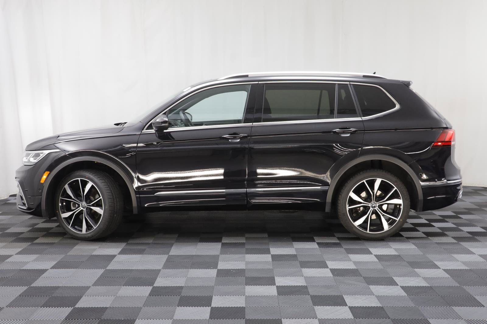 Used 2023 Volkswagen Tiguan SEL R-Line image 4